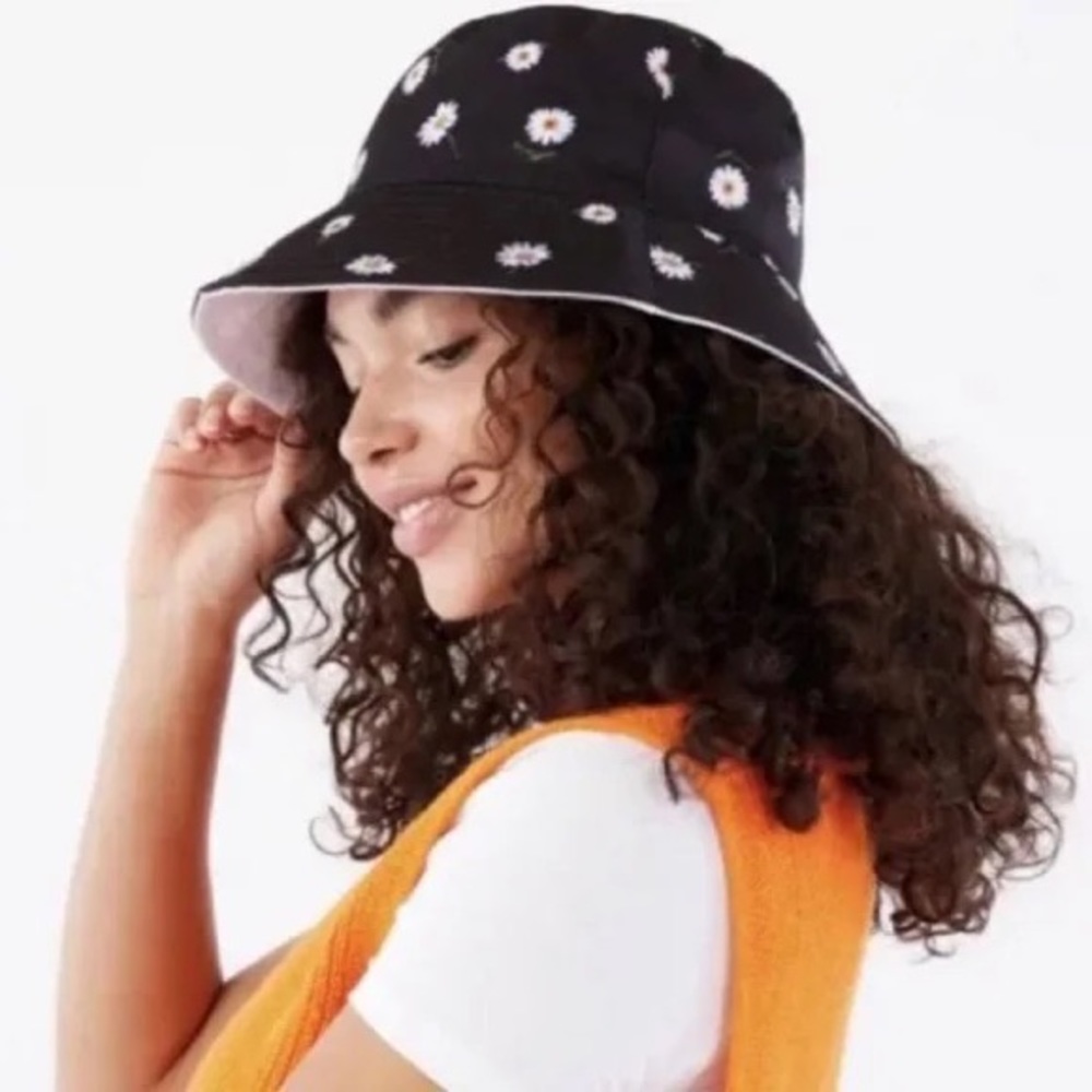 Alice + Olivia Reversible Daisy Print And White Bucket